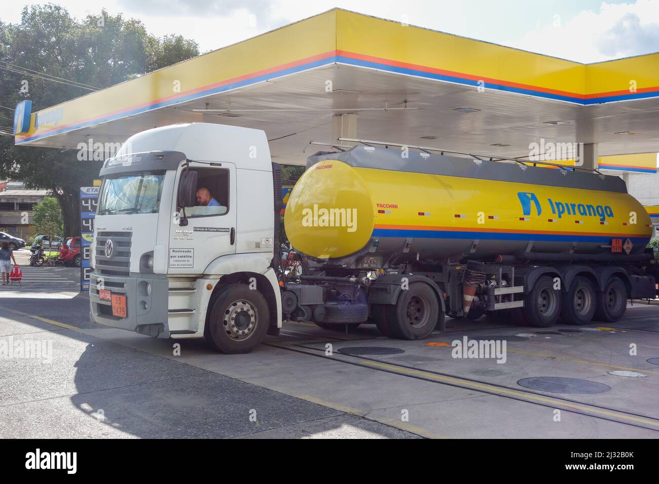 Eine brasilianische Ölgesellschaft Ipiranga Tankstelle mit Tankwagen Stockfoto