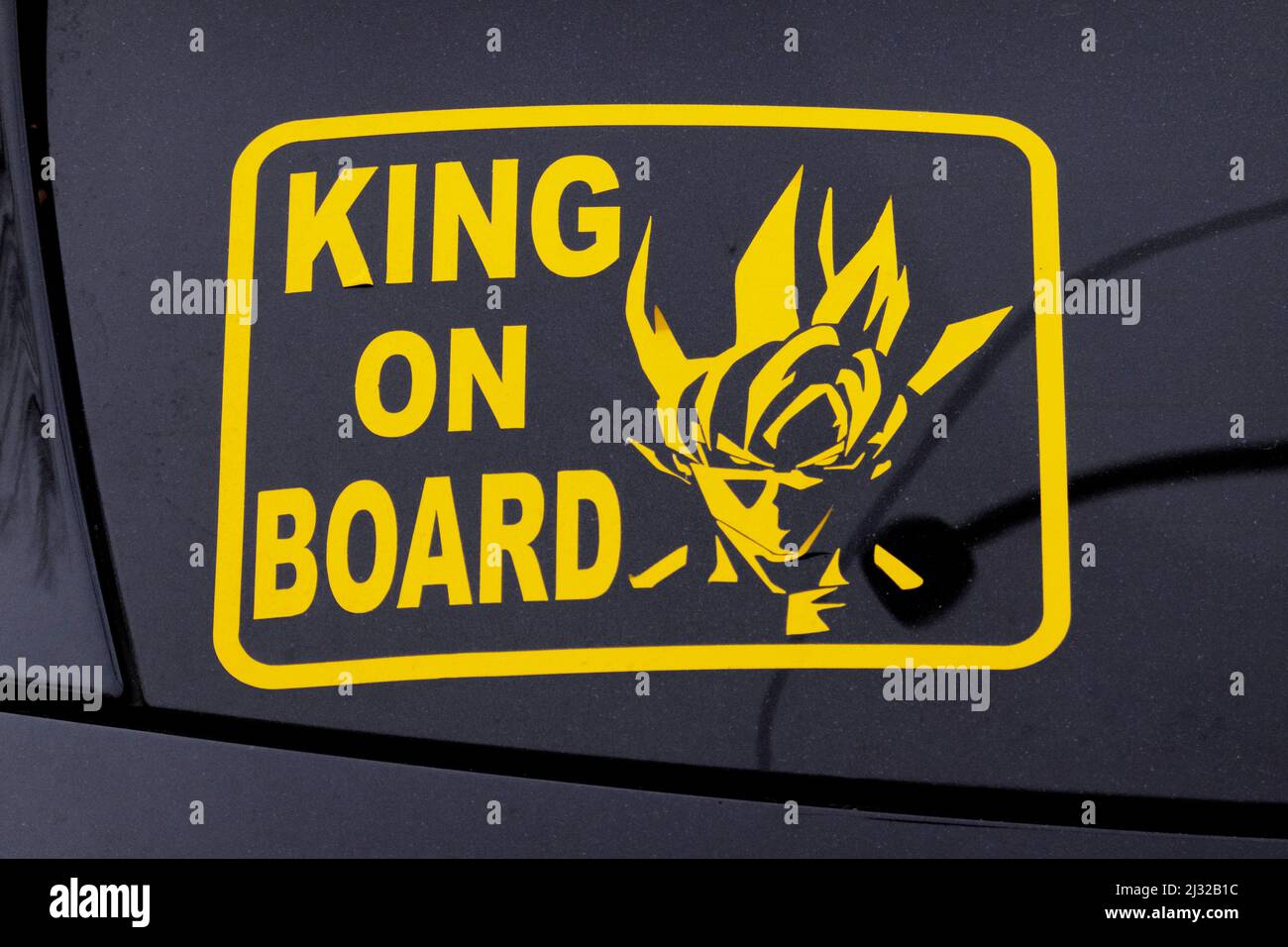 An Bord ist ein ungewöhnlicher Aufkleber auf der Rückseite eines Autos, der den König ausrief. In Queens, New York. Stockfoto