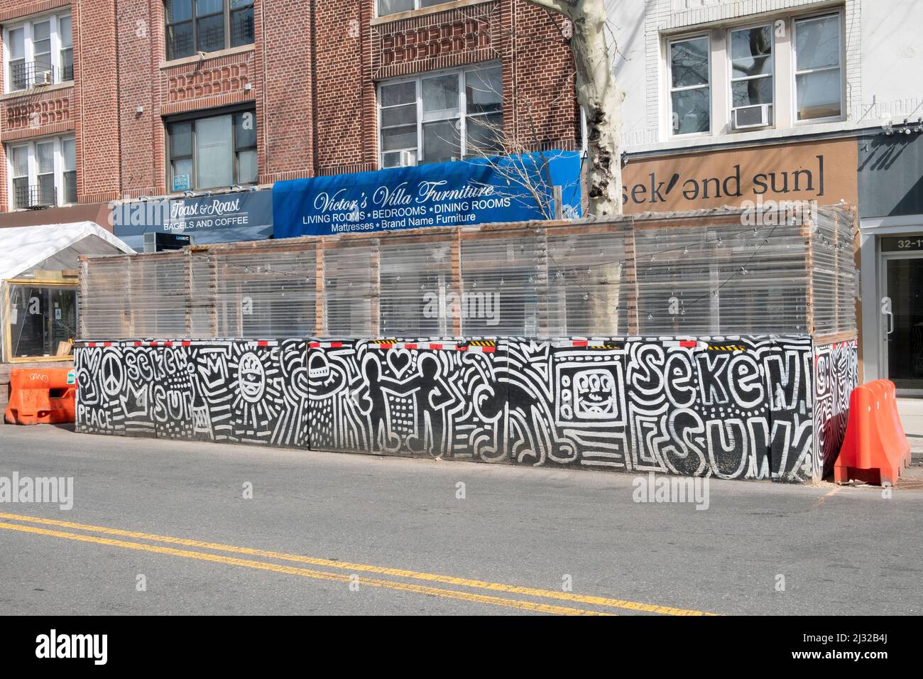 Der Sitzbereich im Freien von SEK'and Sun, einer trendigen Bar und Restaurant am Broadway in Astoria, Queens, New York. Stockfoto