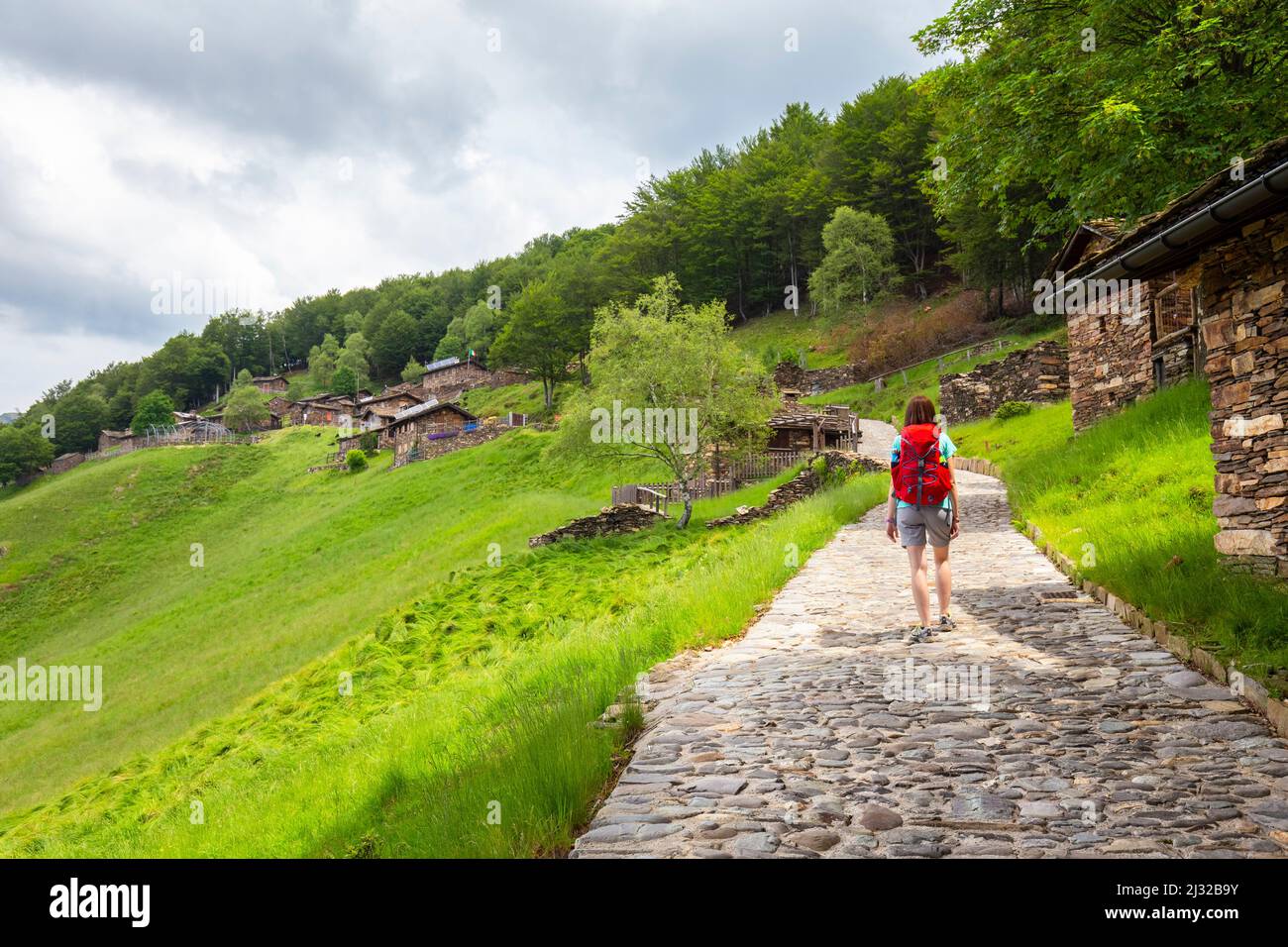 Blick auf das Bergdorf Alpone di Curiglia. Curiglia con Monteviasco, Veddasca Valley, Varese District, Lombardei, Italien. Stockfoto