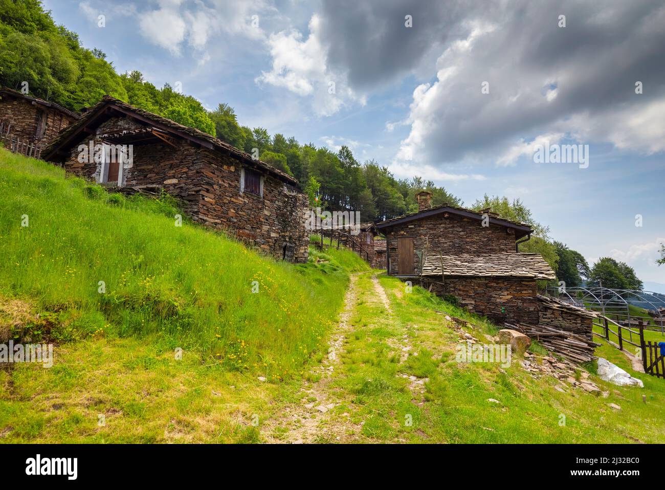 Blick auf das Bergdorf Alpone di Curiglia. Curiglia con Monteviasco, Veddasca Valley, Varese District, Lombardei, Italien. Stockfoto