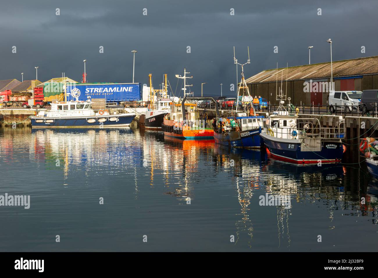 Boote im Hafen, Kirkwall, Orkney, Großbritannien 2022 Stockfoto