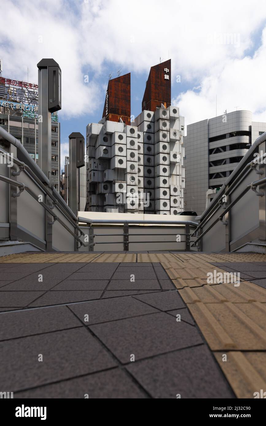Tokio, Japan. 05. April 2022. Das von Kisho Kurokawa entworfene Nakagin Capsule Tower Building (Beispiel für den japanischen Stoffwechsel aus den Jahren 1970-1972) soll am 12. April 2022 abgerissen werden. Am 15. April 2007 stimmte eine Mehrheit der Kapselbesitzer für den Abriss des Turms, da er sich verschlechterte und Angst vor Asbest hatte, der im Bauprozess verwendet wurde. Es hat viele Versuche gegeben, das Gebäude zu retten, weil es aufgrund seines Designs, seiner Struktur und seiner Philosophie als einzigartig angesehen wird. Kredit: SOPA Images Limited/Alamy Live Nachrichten Stockfoto