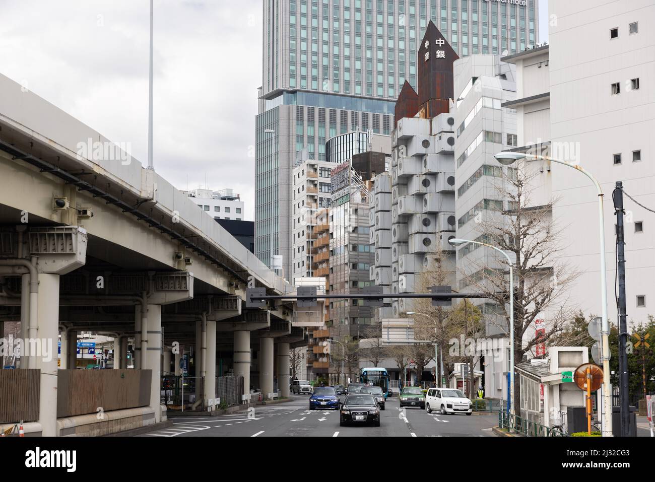 Tokio, Japan. 05. April 2022. Das von Kisho Kurokawa entworfene Nakagin Capsule Tower Building (Beispiel für den japanischen Stoffwechsel aus den Jahren 1970-1972) soll am 12. April 2022 abgerissen werden. Am 15. April 2007 stimmte eine Mehrheit der Kapselbesitzer für den Abriss des Turms, da er sich verschlechterte und Angst vor Asbest hatte, der im Bauprozess verwendet wurde. Es hat viele Versuche gegeben, das Gebäude zu retten, weil es aufgrund seines Designs, seiner Struktur und seiner Philosophie als einzigartig angesehen wird. Kredit: SOPA Images Limited/Alamy Live Nachrichten Stockfoto