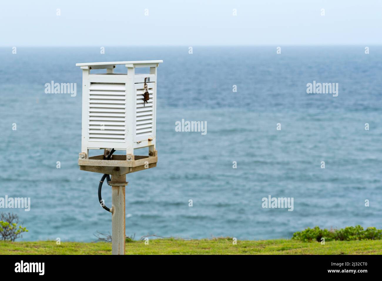 Ein Stevenson Screen Instrumentenschutz oder Thermosieb, der auf Nobbys Head in Newcastle, Australien, montiert ist, wird zur Unterbringung von meteorologischen Instrumenten verwendet. Stockfoto