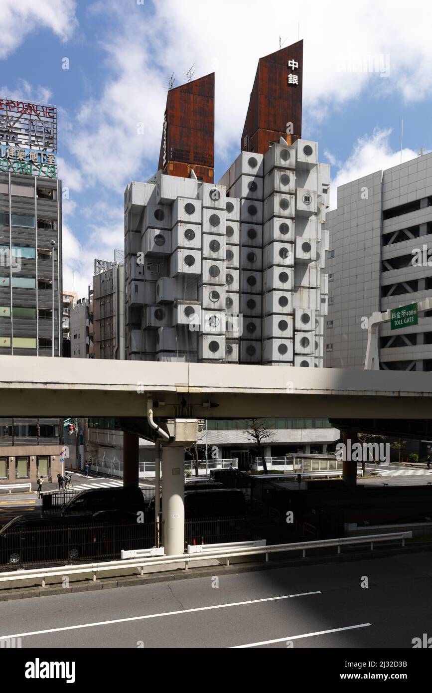 Tokio, Japan. 05. April 2022. Das von Kisho Kurokawa entworfene Nakagin Capsule Tower Building (Beispiel für den japanischen Stoffwechsel aus den Jahren 1970-1972) soll am 12. April 2022 abgerissen werden. Am 15. April 2007 stimmte eine Mehrheit der Kapselbesitzer für den Abriss des Turms, da er sich verschlechterte und Angst vor Asbest hatte, der im Bauprozess verwendet wurde. Es hat viele Versuche gegeben, das Gebäude zu retten, weil es aufgrund seines Designs, seiner Struktur und seiner Philosophie als einzigartig angesehen wird. (Foto: Stanislav Kogiku/SOPA Images/Sipa USA) Quelle: SIPA USA/Alamy Live News Stockfoto