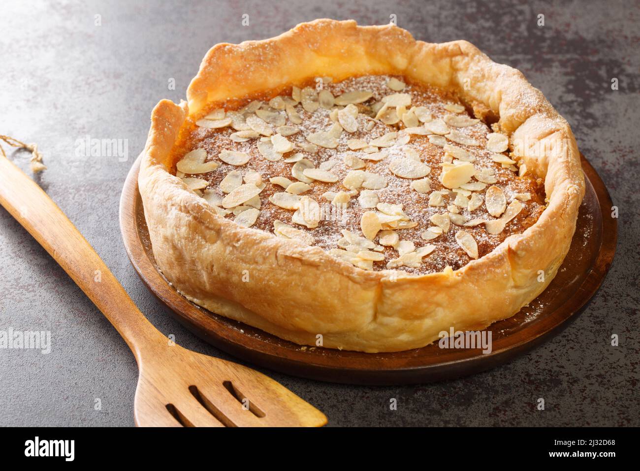 Englisches traditionelles Dessert Bakewell Pudding Kuchen close-up auf dem Tisch. Horizontal Stockfoto