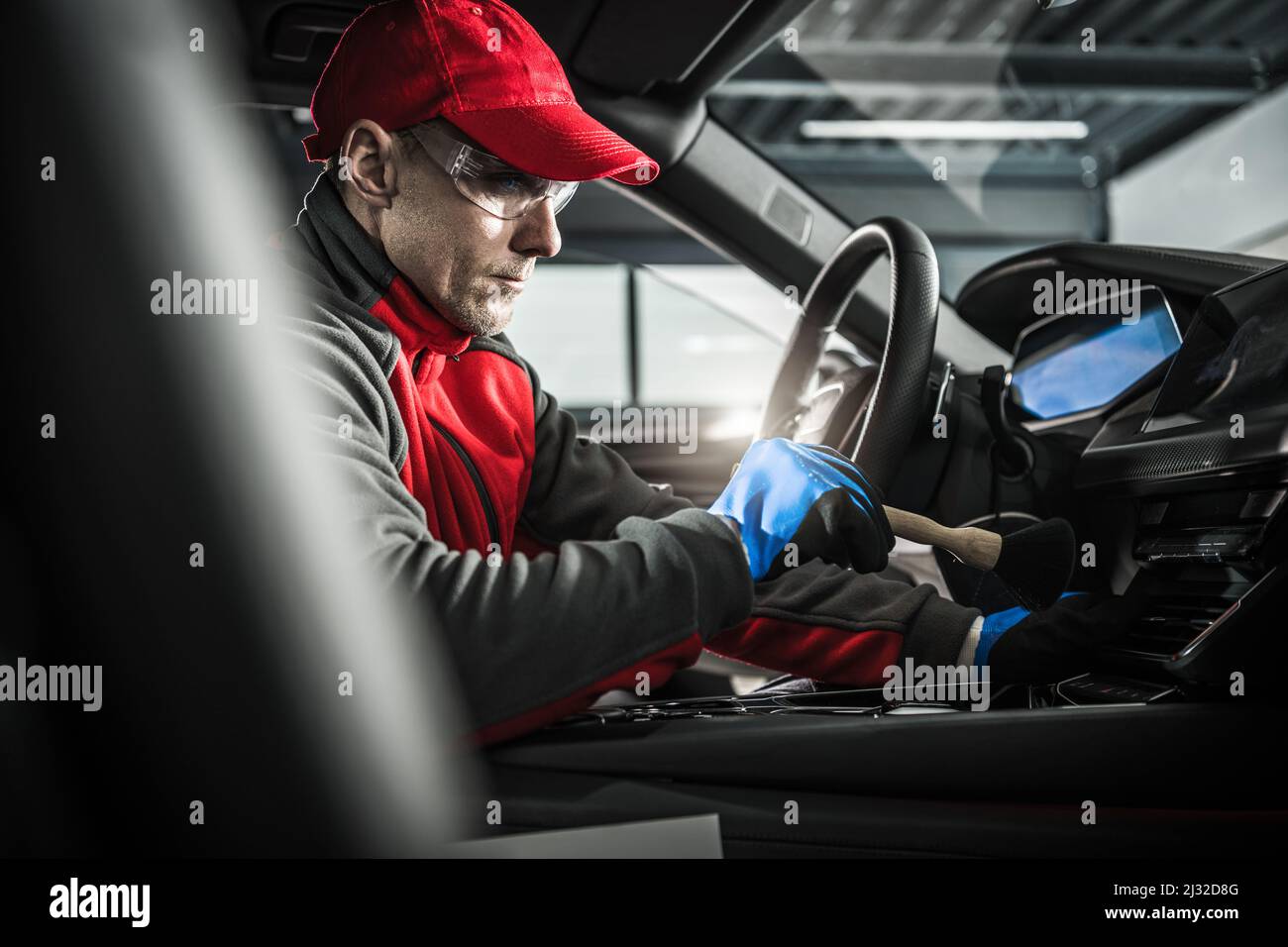 Auto Detaillierung Arbeiter mit weicher Bürste in einem Auto Reinigung Fahrzeug Innenraum mit sanft. Fahrzeugdesign. Stockfoto