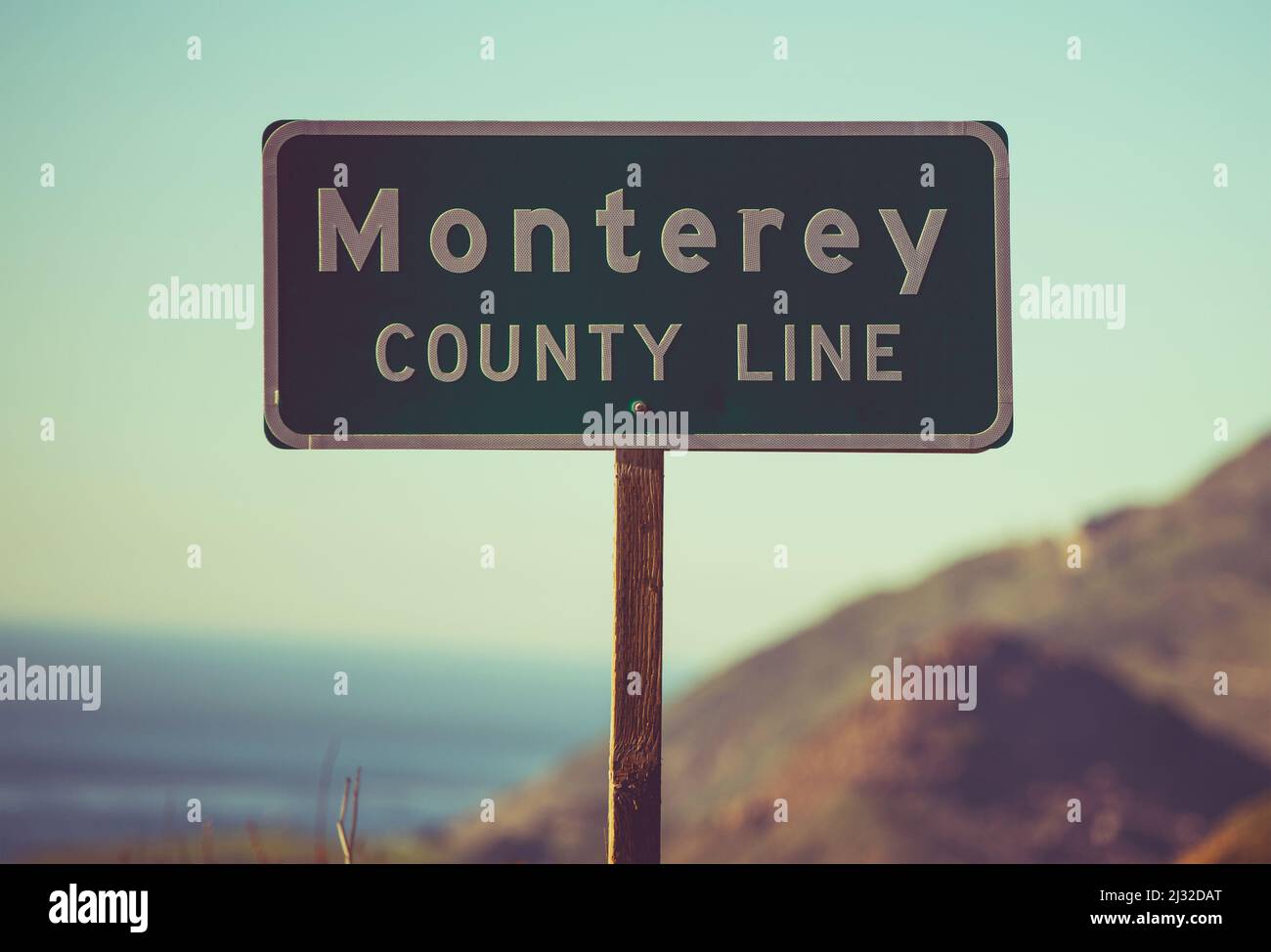 Monterey County Line Schild Entlang Des Berühmten California Coastal Highway 1. Vereinigte Staaten von Amerika. Stockfoto