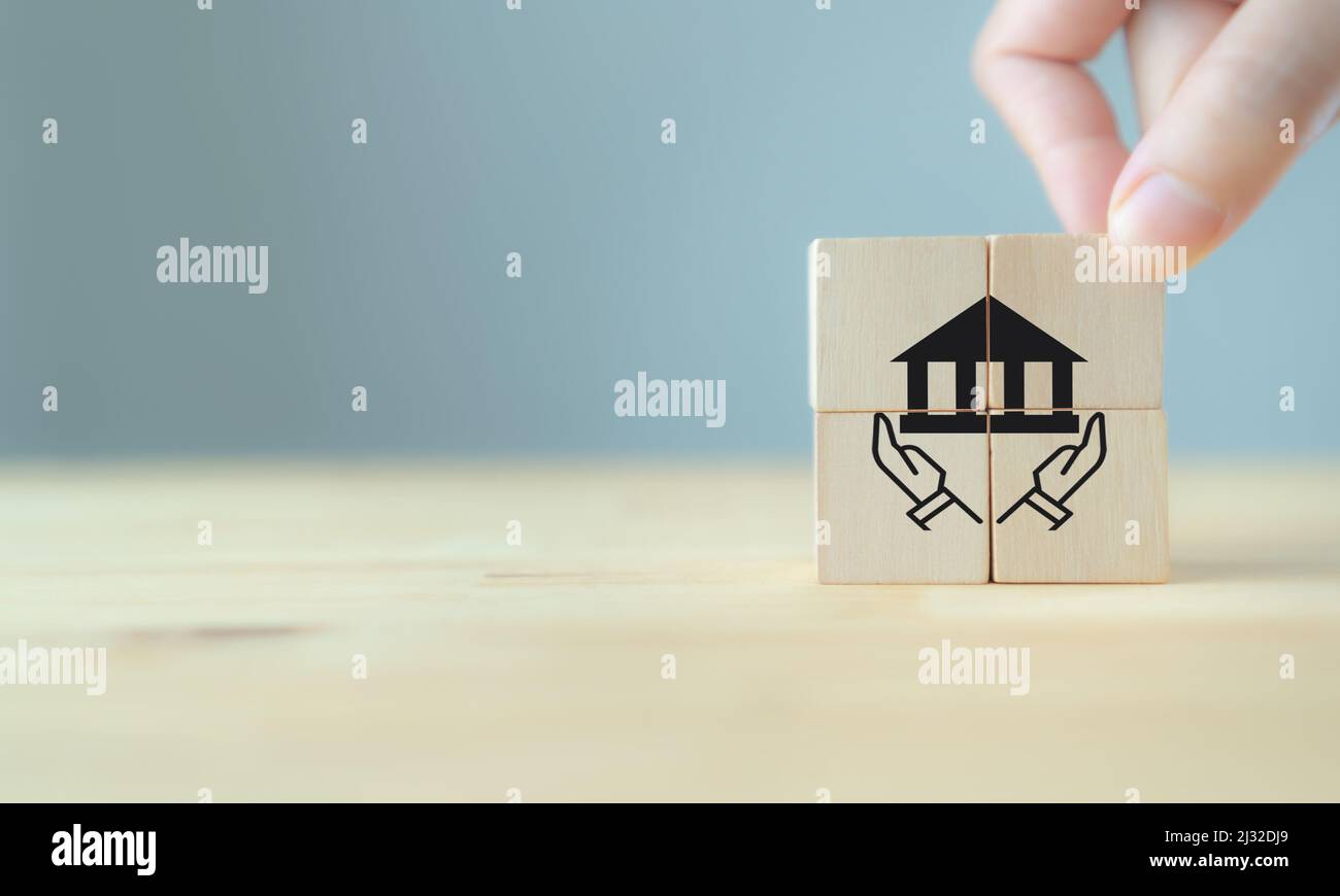 Konzept der Good Governance-Politik. Konzept der moralischen Prinzipien des Unternehmens. Geschäftsmann hält die Holzwürfel mit Symbolen Hand hält die Governance auf beau Stockfoto