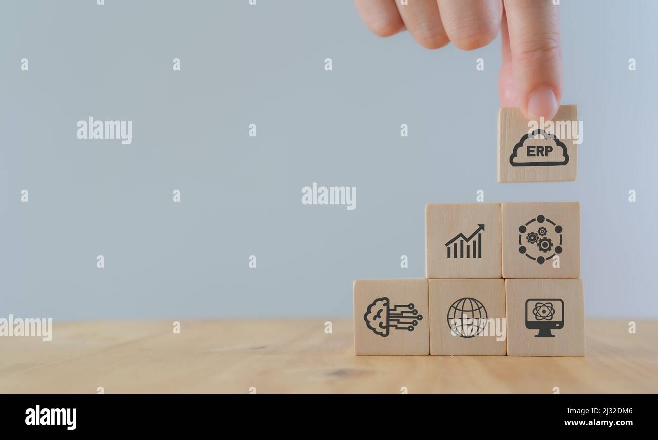 Cloud ERP Service Konzept. Enterprise Resources Planning Business- und Technologiekonzept. Hand stellt ERP-Business-Management-Software als Cloud-Computing bereit Stockfoto