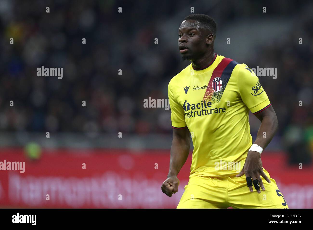 Adama Soumaoro vom FC Bologna sieht sich während der Serie Ein Spiel zwischen AC Mailand und dem FC Bologna im Stadio Giuseppe Meazza am 4 2022. April in Mailand, Italien, an. Stockfoto