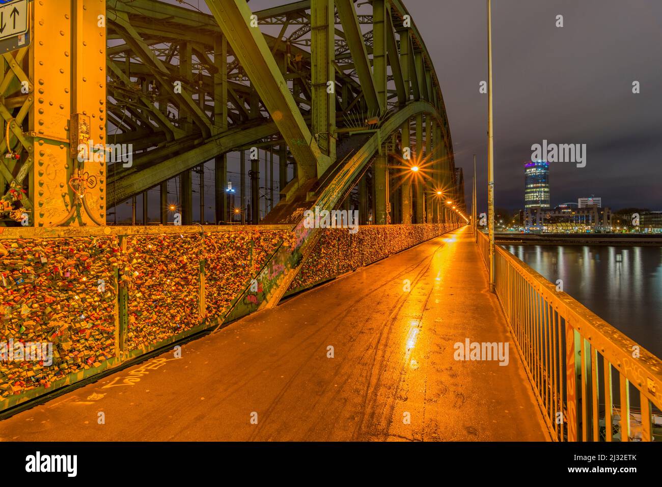 Liebesschlösser, Loyalitätszeichen, Hohenzollernbrücke, Köln, Rheinland, Nordrhein-Westfalen, Deutschland, Europa Stockfoto