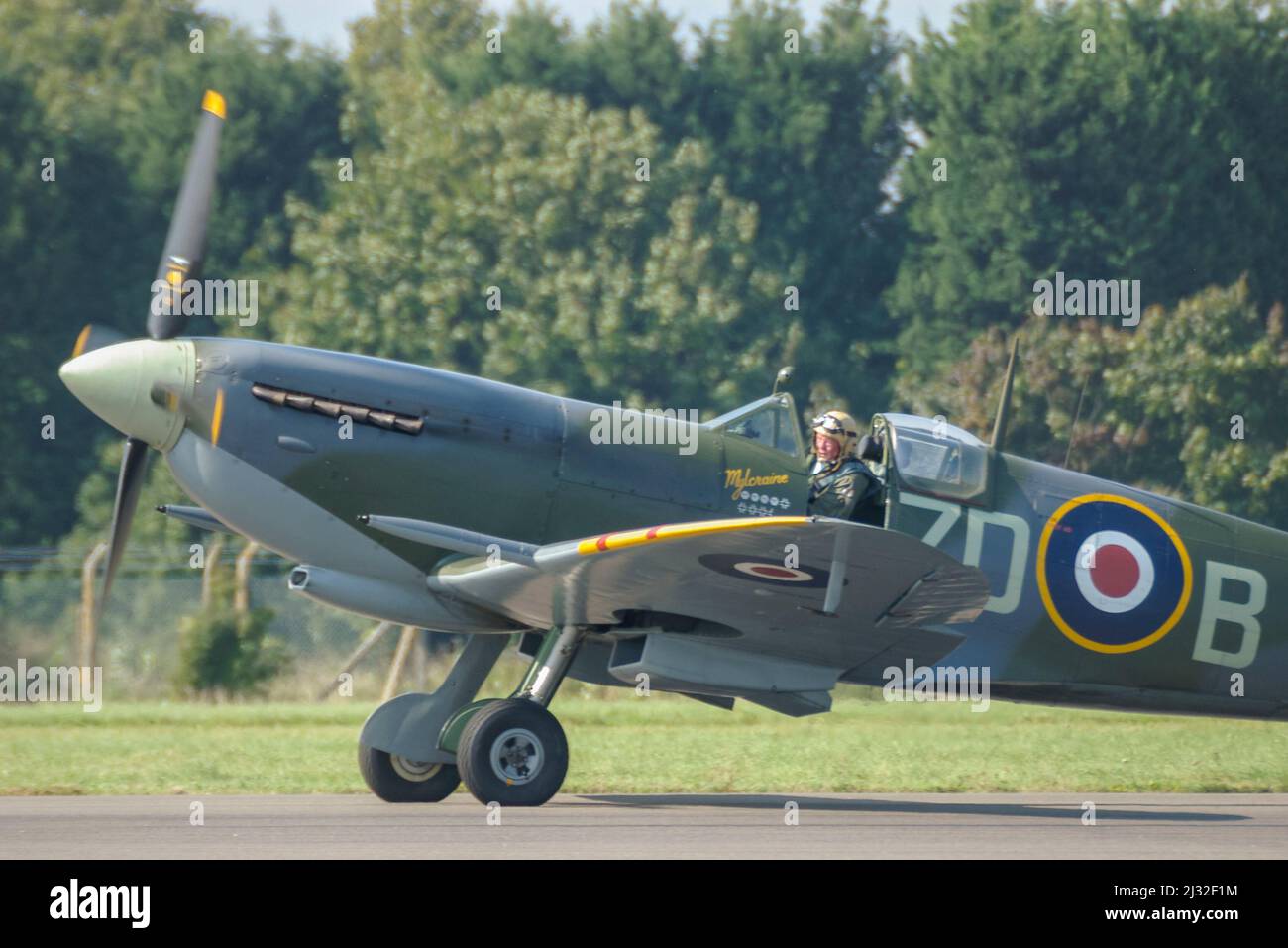 Pilot Ray Hanna rollt 2005 das Kampfflugzeug Supermarine Spitfire IX MH434 auf einer Flugschau in Biggin Hill, Kent, Großbritannien Stockfoto