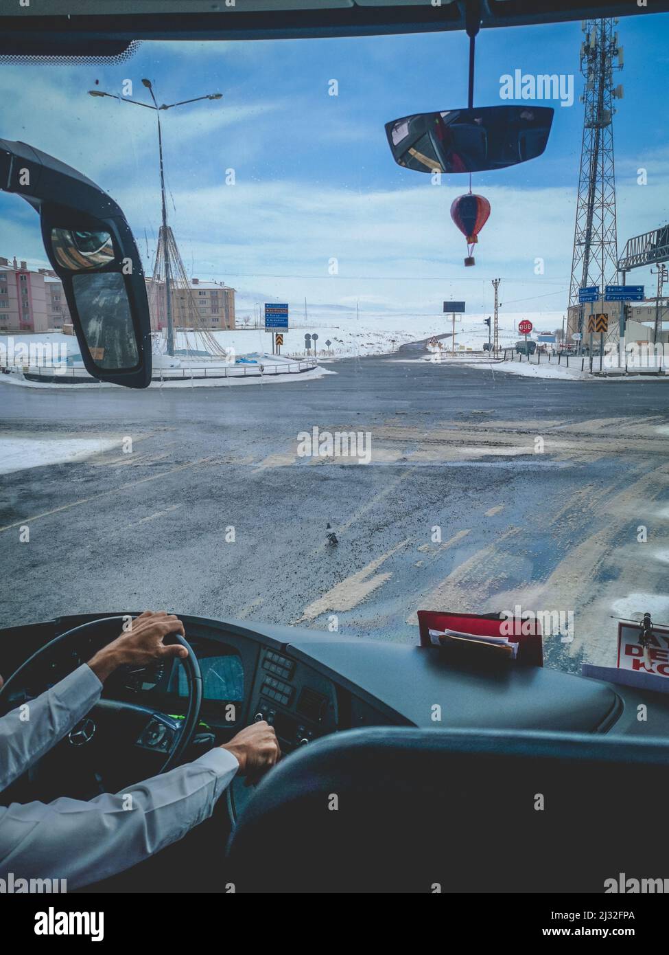 Der Bus von Kars nach Erzurum hielt an einer Kreuzung. Schneebedeckter Tag.S Stockfoto