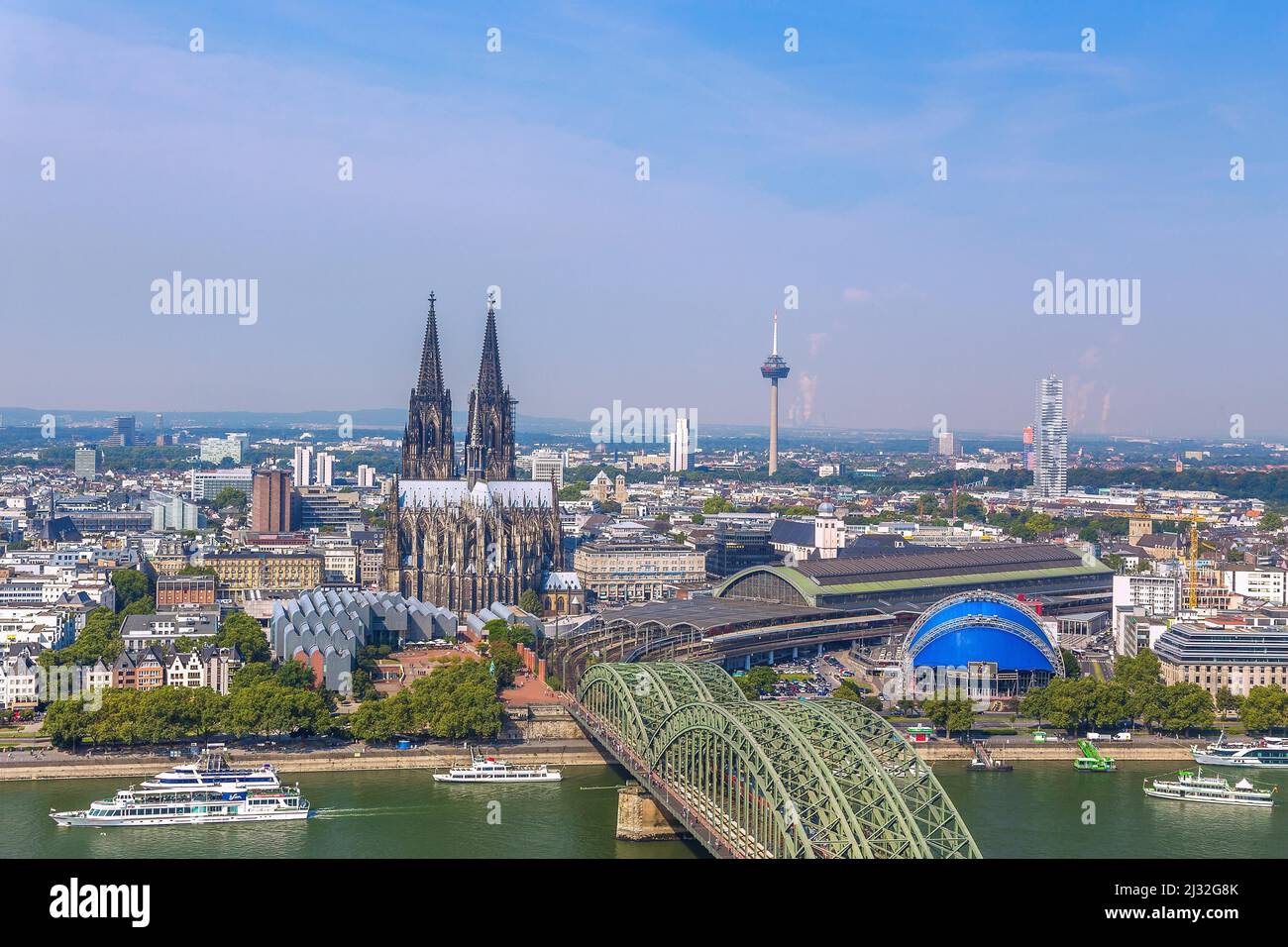 Köln, Blick auf die Stadt vom Kölner Dreieck auf Museum Ludwig, Kölner Dom, Hauptbahnhof, Hohenzollernbrücke und Musical Dome Stockfoto