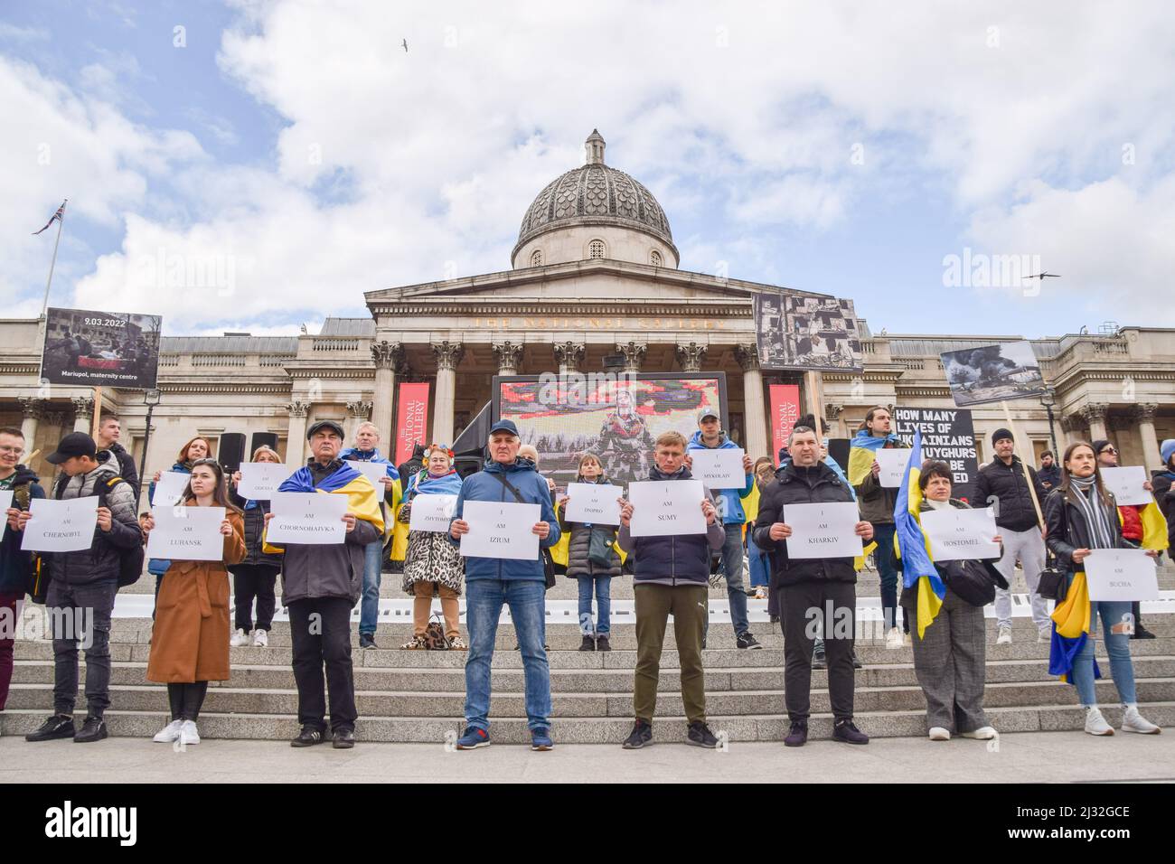 London, Großbritannien. 3.. April 2022. Demonstranten veranstalteten eine Kundgebung zur Unterstützung der Ukraine auf dem Trafalgar-Platz und hielten Schilder mit den Namen der ukrainischen Städte und Städte auf, die am meisten unter den russischen Angriffen gelitten haben. Stockfoto