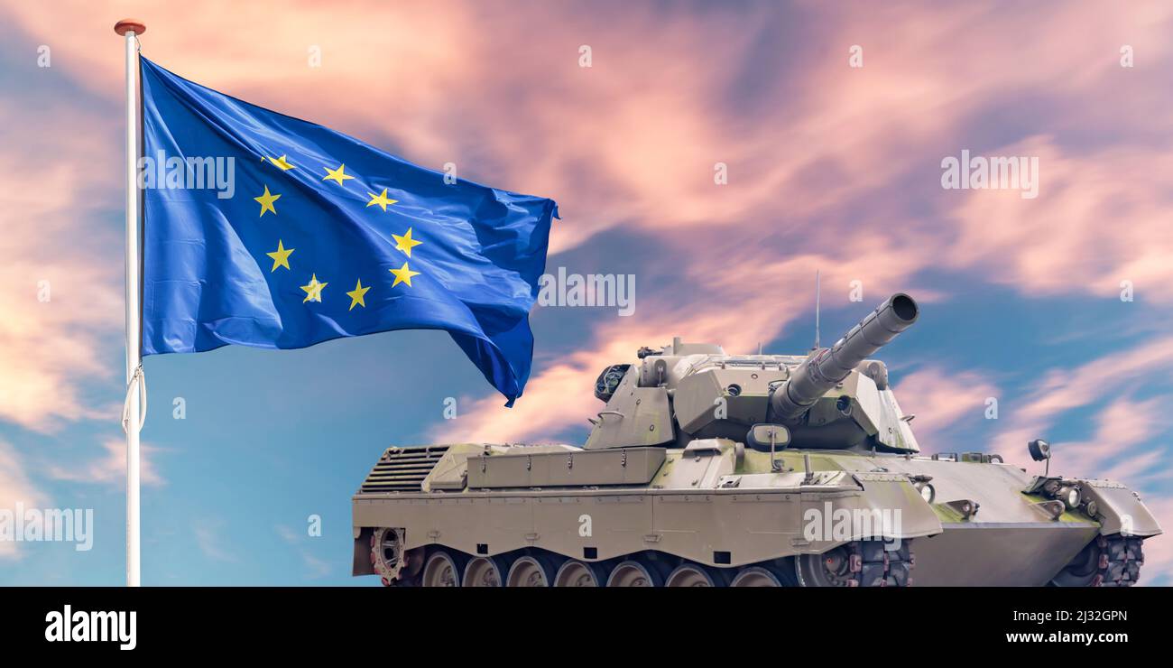 Offizielle Flagge der Europäischen Union vor einem Militärpanzer Stockfoto