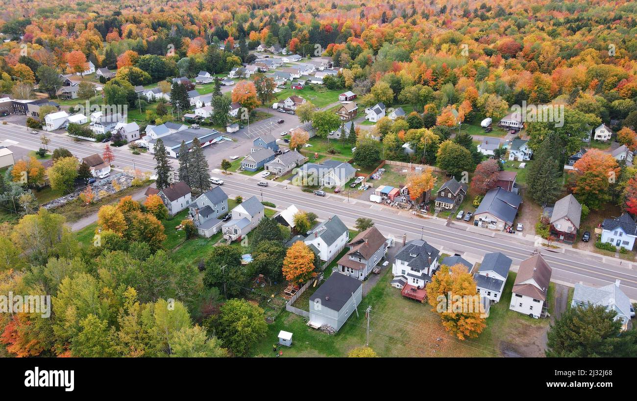 Eine schöne Aufnahme einer kleinen Stadt im Herbst Stockfoto
