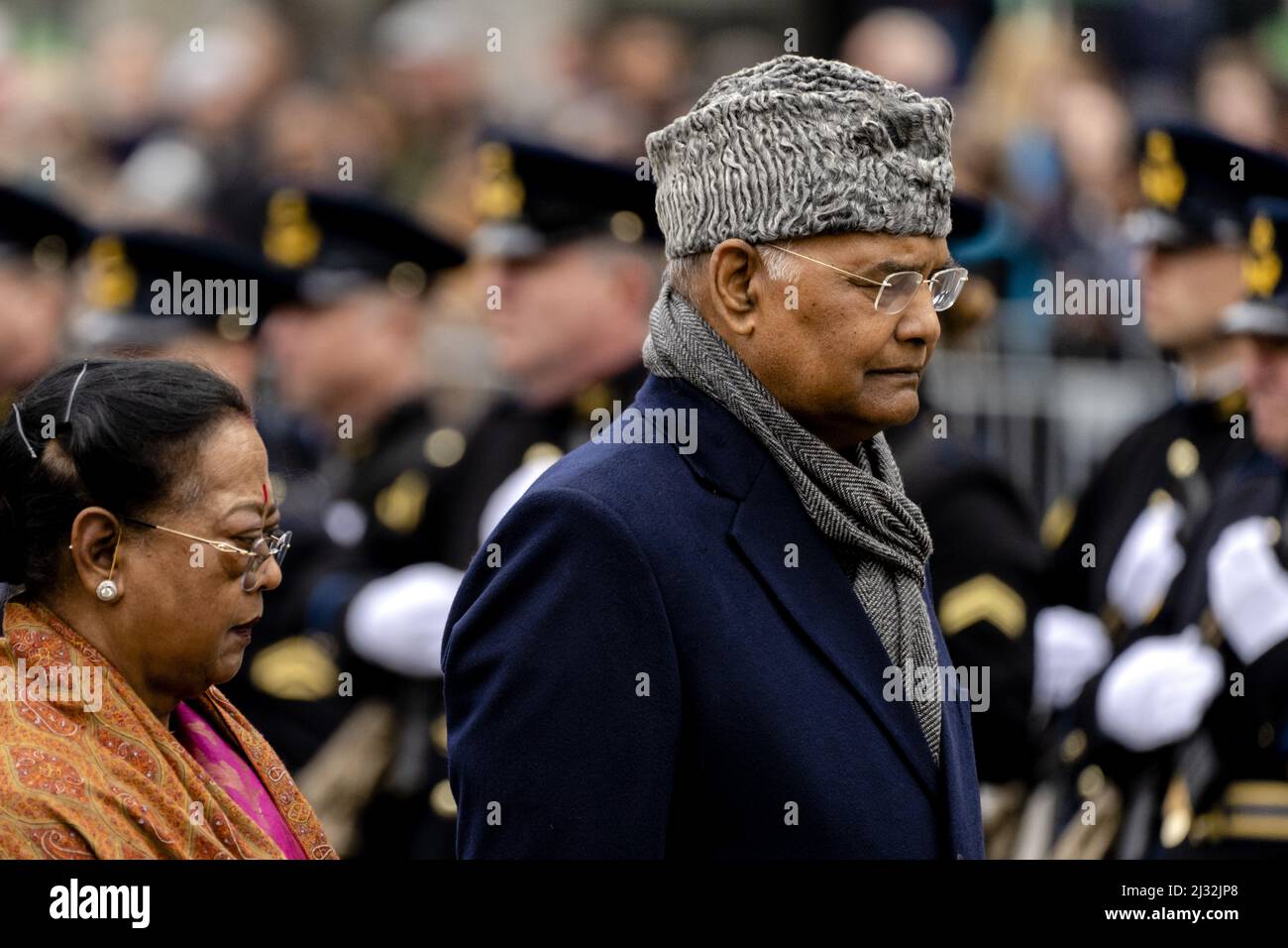 2022-04-05 12:18:24 AMSTERDAM - der Präsident von Indien und seine Frau Savita Kovind inspizieren Truppen am National Monument am ersten Tag ihres Staatsbesuchs. Der Besuch zielt darauf ab, die Zusammenarbeit zwischen den beiden Ländern weiter auszubauen. ANP SANDER KING netherlands Out - belgium Out Credit: ANP/Alamy Live News Stockfoto