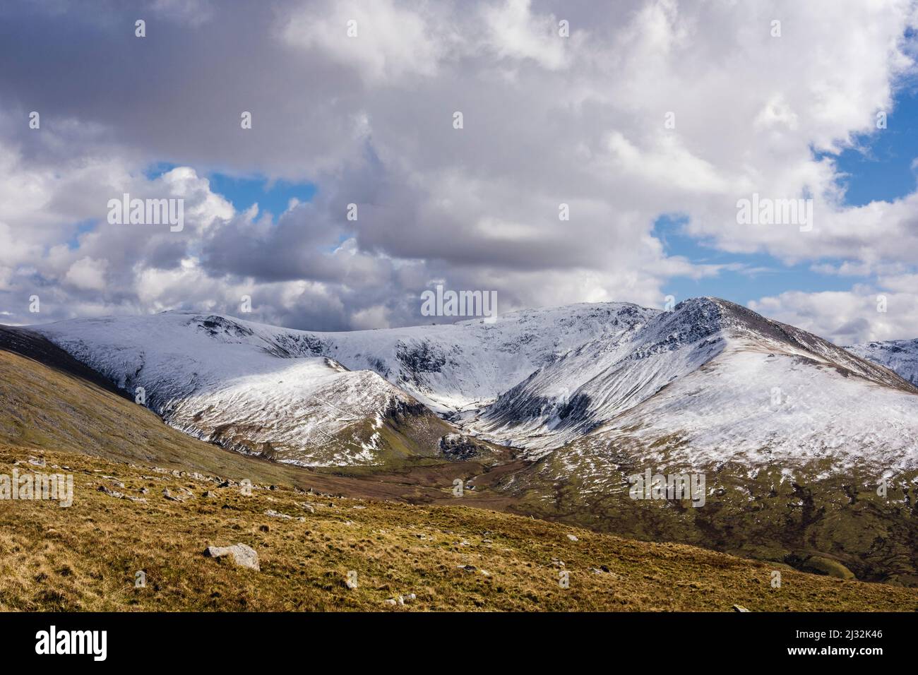 Schneebedeckte Berge von Carneddau von Gyrn Wigau im Snowdonia National Park aus gesehen. Bethesda, Gwynedd, Nordwales, Großbritannien Stockfoto