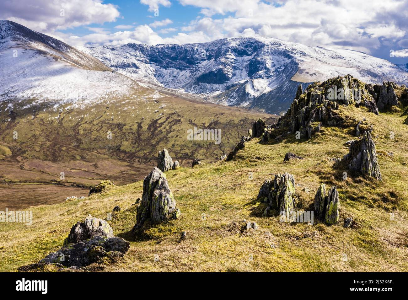 Schneebedeckter Berg Carnedd Dafydd vom felsigen Gipfel Gyrn Wigau im Snowdonia National Park aus gesehen. Bethesda, Gwynedd, Nordwales, Großbritannien Stockfoto