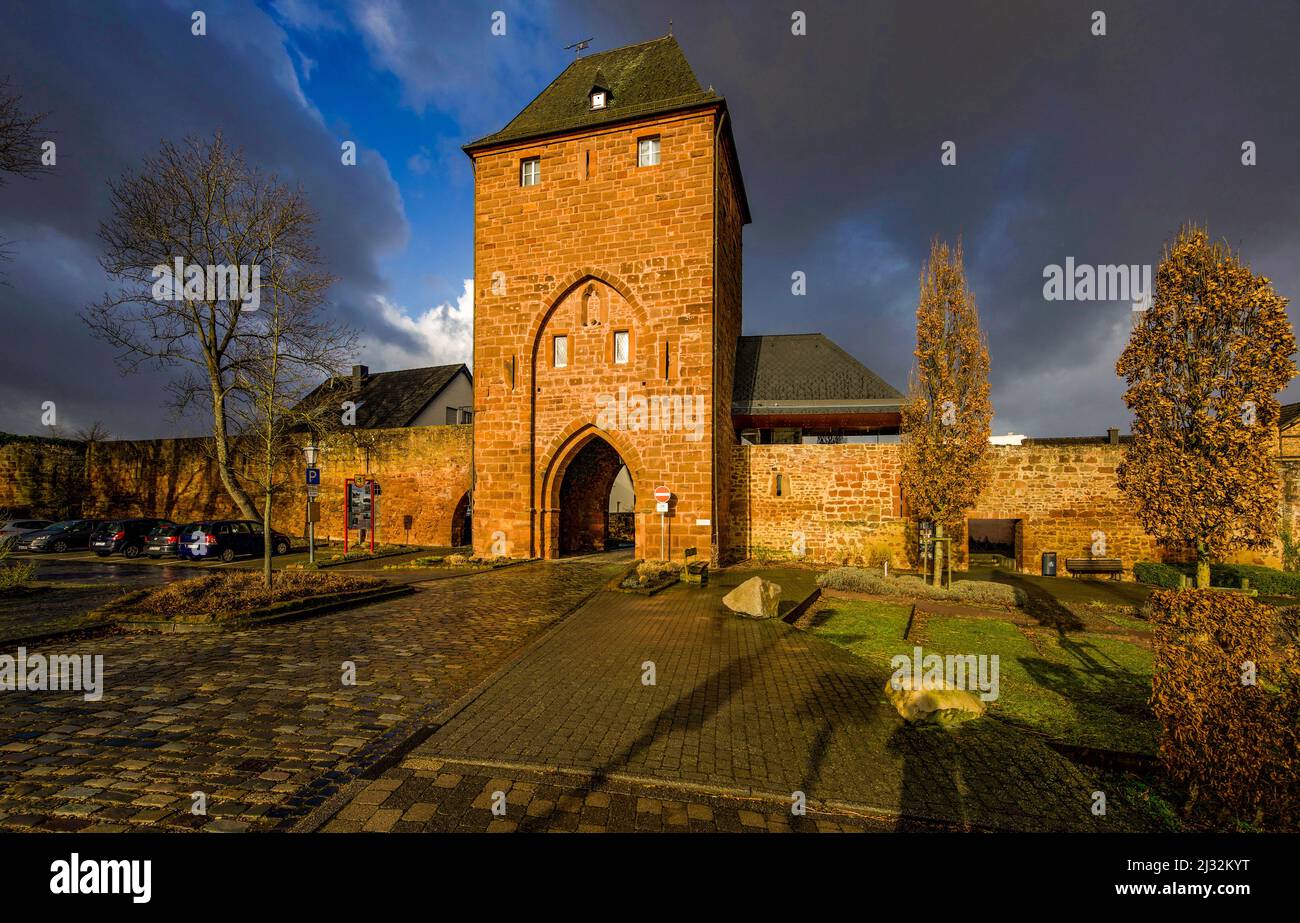 Zülpicher Tor und Stadtmauer in Nideggen, Kreis Düren, Nordeifel, Naturpark hohes Venn-Eifel, Nordrhein-Westfalen, Deutschland Stockfoto