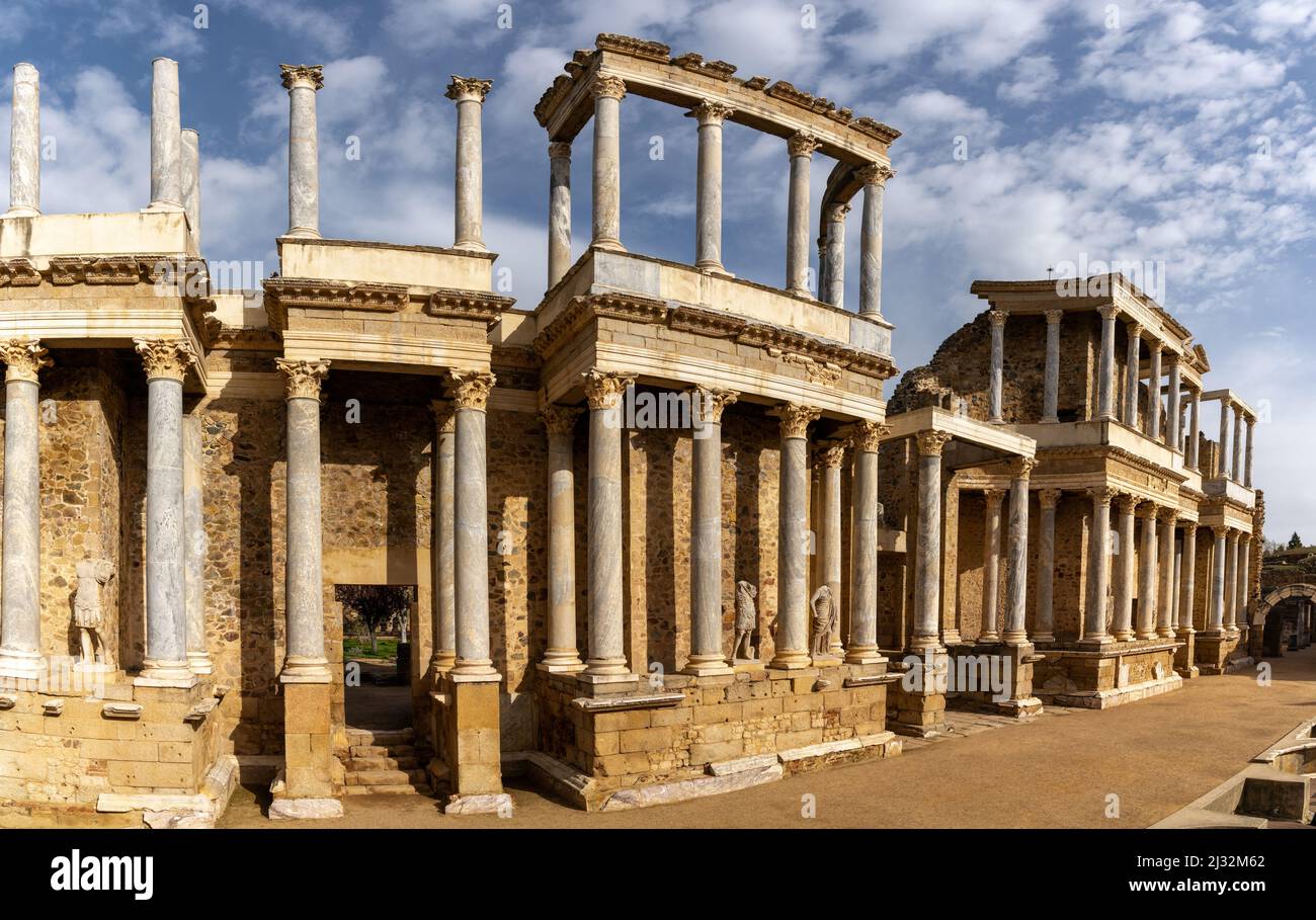 Merida, Spanien -- 28. März 2022: Blick auf das römische Amphitheater im historischen Merida Stockfoto