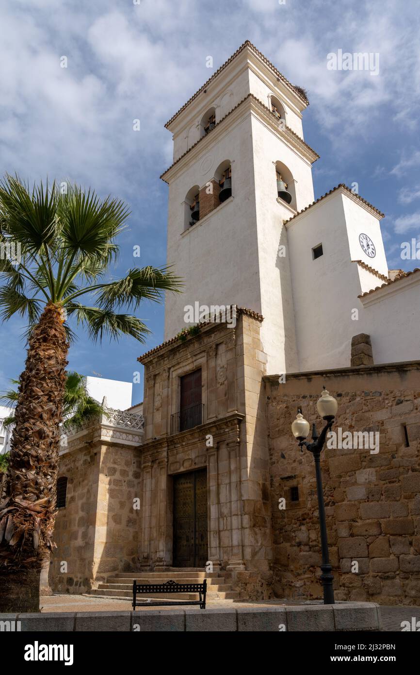 Merida, Spanien -- 28. März 2022: Cafés und Restaurants auf dem Plaza de Espana in der Innenstadt von Merida Stockfoto