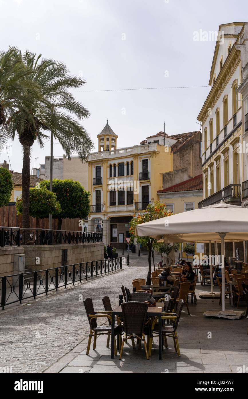 Merida, Spanien -- 28. März 2022: Cafés und Restaurants auf dem Plaza de Espana in der Innenstadt von Merida Stockfoto