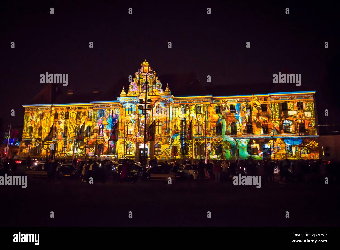 Das Festival of Lights, das jährlich im März stattfindet, zeigt Lichtinstallationen, die auf die denkmalgeschützten Gebäude projiziert werden - hier das Museum of Arts and Crafts, Zagreb, Kroatien Stockfoto