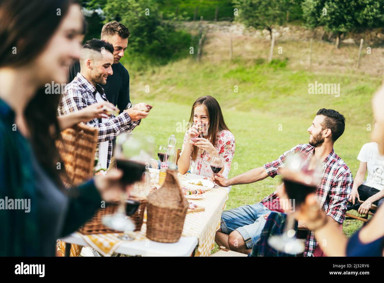 Glückliche junge Menschen mit Spaß dabei Grillparty im Weinberg im Freien - Fokus auf das richtige Mädchen Gesicht Stockfoto