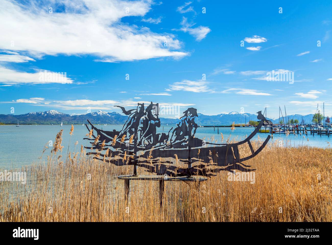Kunstwerk Keltisches Schiff in Seebruck am Chiemsee, Chiemgau, Oberbayern, Bayern, Deutschland Stockfoto