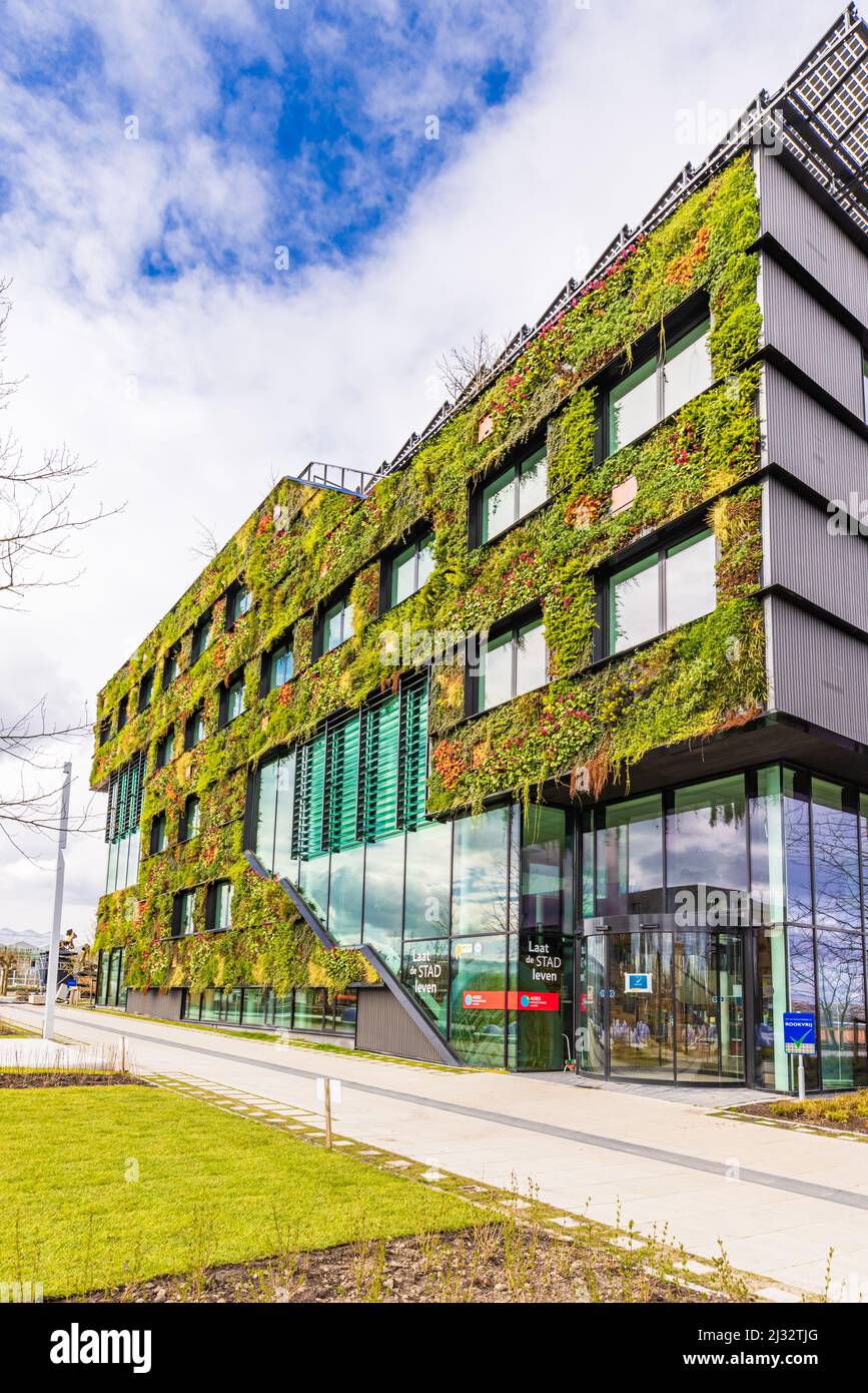 Almere, Niederlande - 3. April 2022: Aeres Green High School am Eingang der Floriade Expo 2022 wachsende grüne Städte in Almere Amsterdam, Niederlande Stockfoto