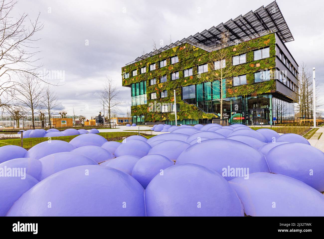 Almere, Niederlande - 3. April 2022: Aeres Green High School am Eingang der Floriade Expo 2022 wachsende grüne Städte in Almere Amsterdam, Niederlande Stockfoto