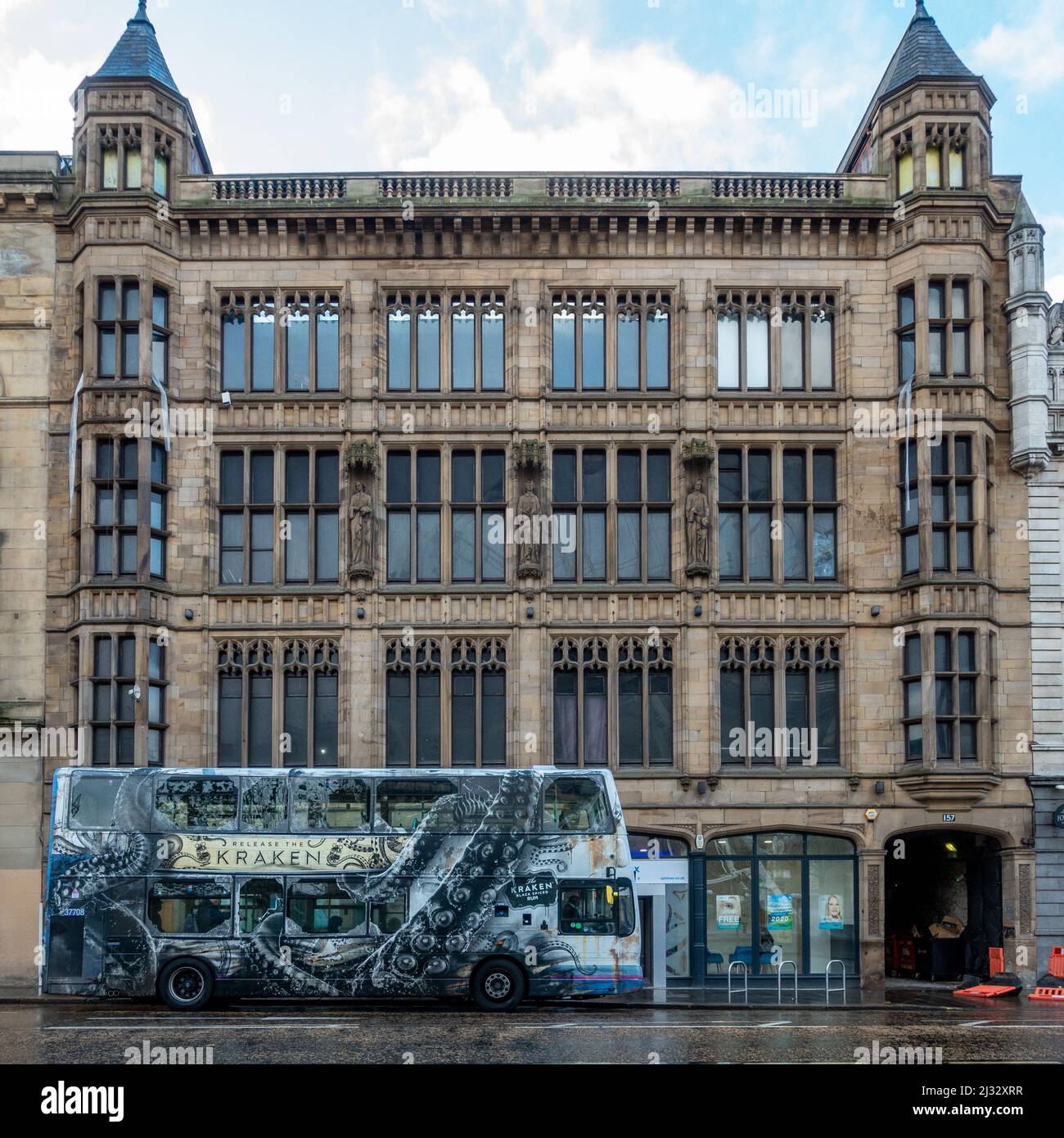 Veröffentlichen Sie die Kraken-Werbung für schwarzen gewürzten Rum vor Optimax, 147 The Headrow, Leeds City Centre, England, Großbritannien Stockfoto