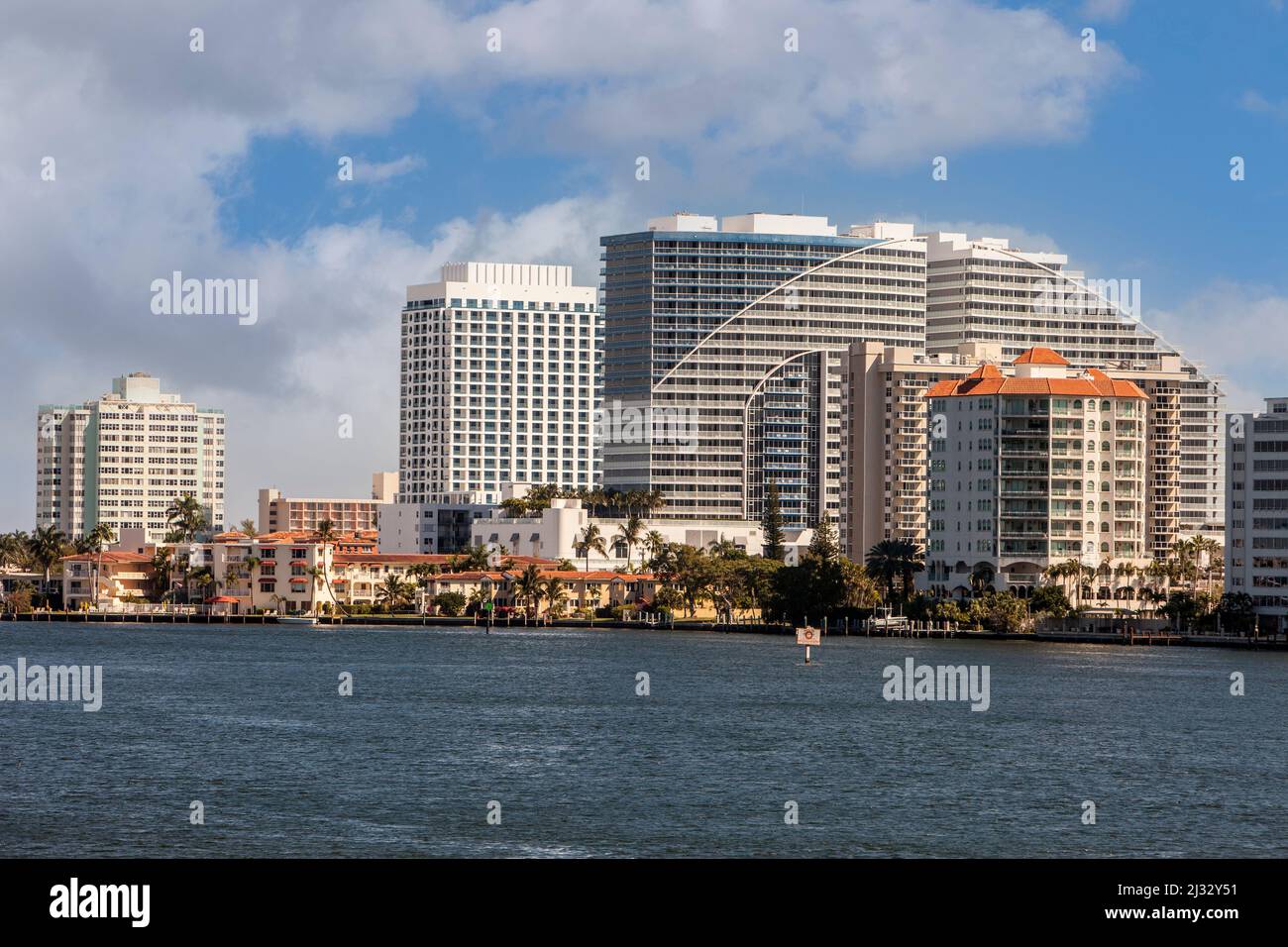 Ft. Lauderdale, Florida.  Blick nach Norden auf den Intracoastal Waterway.  W Hotel auf der rechten Seite. Stockfoto