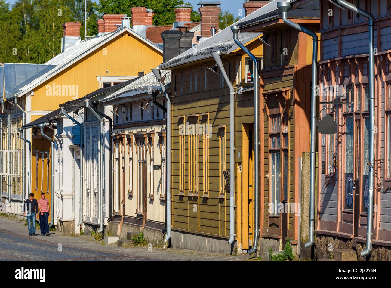 Fußgänger mit Holzhäusern, Straßenszenen in der Altstadt von Rauma, Westküste, Finnland Stockfoto