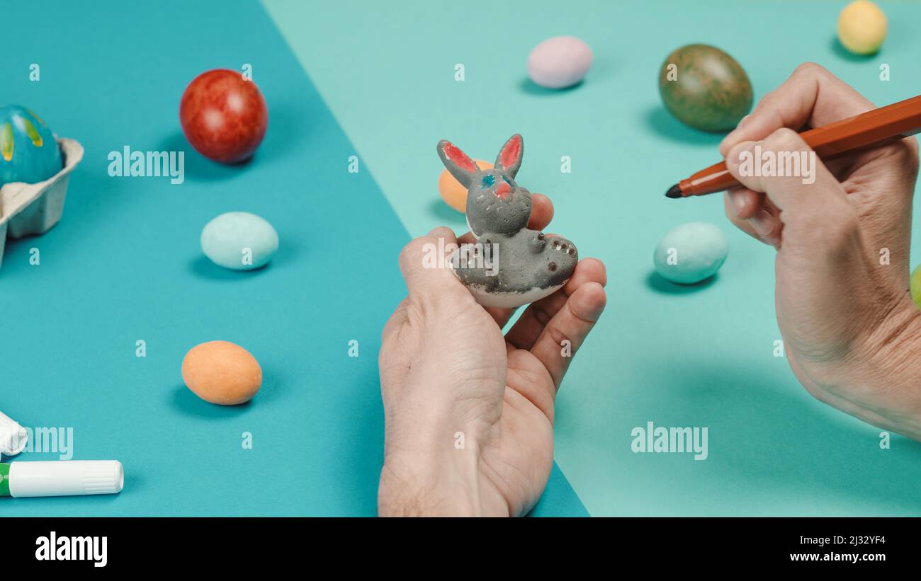 Malen eines kleinen Hasen für den ostertag Stockfoto