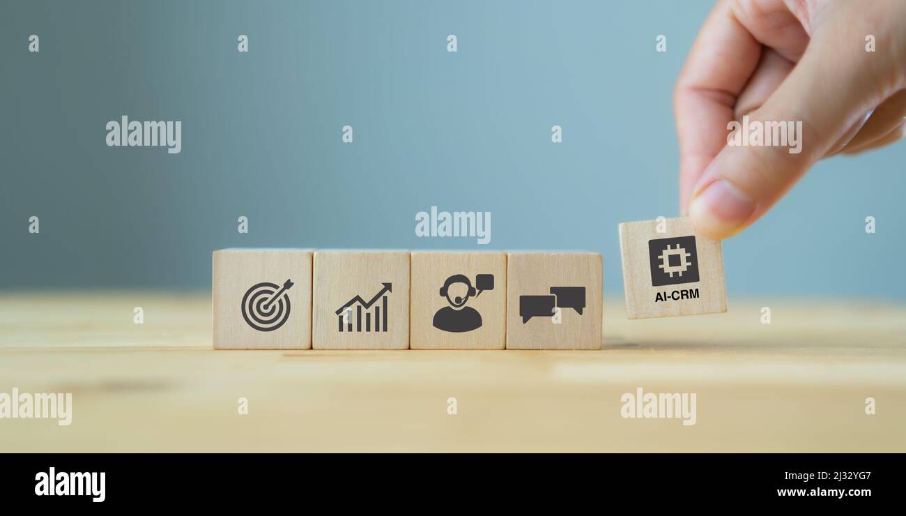 AI-CRM-Lösungskonzept. Datengesteuerte Marketingstrategie mit KI. Für Marketingpläne, die eine automatisierte Interaktion mit dem Kunden ermöglichen. Halten Sie das Holzjunge in der Hand Stockfoto