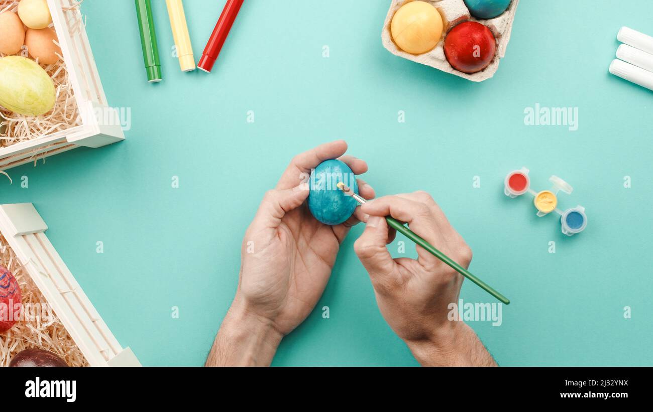 Handgemalte bunte ostereier auf blauem Hintergrund Stockfoto