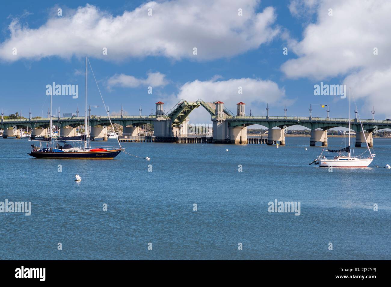 St. Augustine, Florida, USA.  Matanzas Bay, Highway A1A Zugbrücke auf. Stockfoto