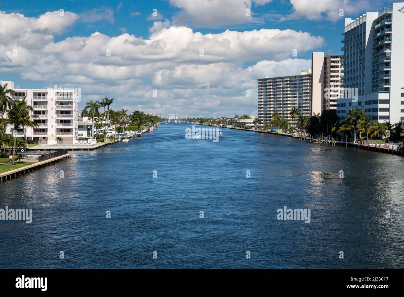 Ft. Lauderdale, Florida.  Atlantic Intracoastal Waterway suchen nördlich von East Oakland Park Blvd.-Brücke. Stockfoto