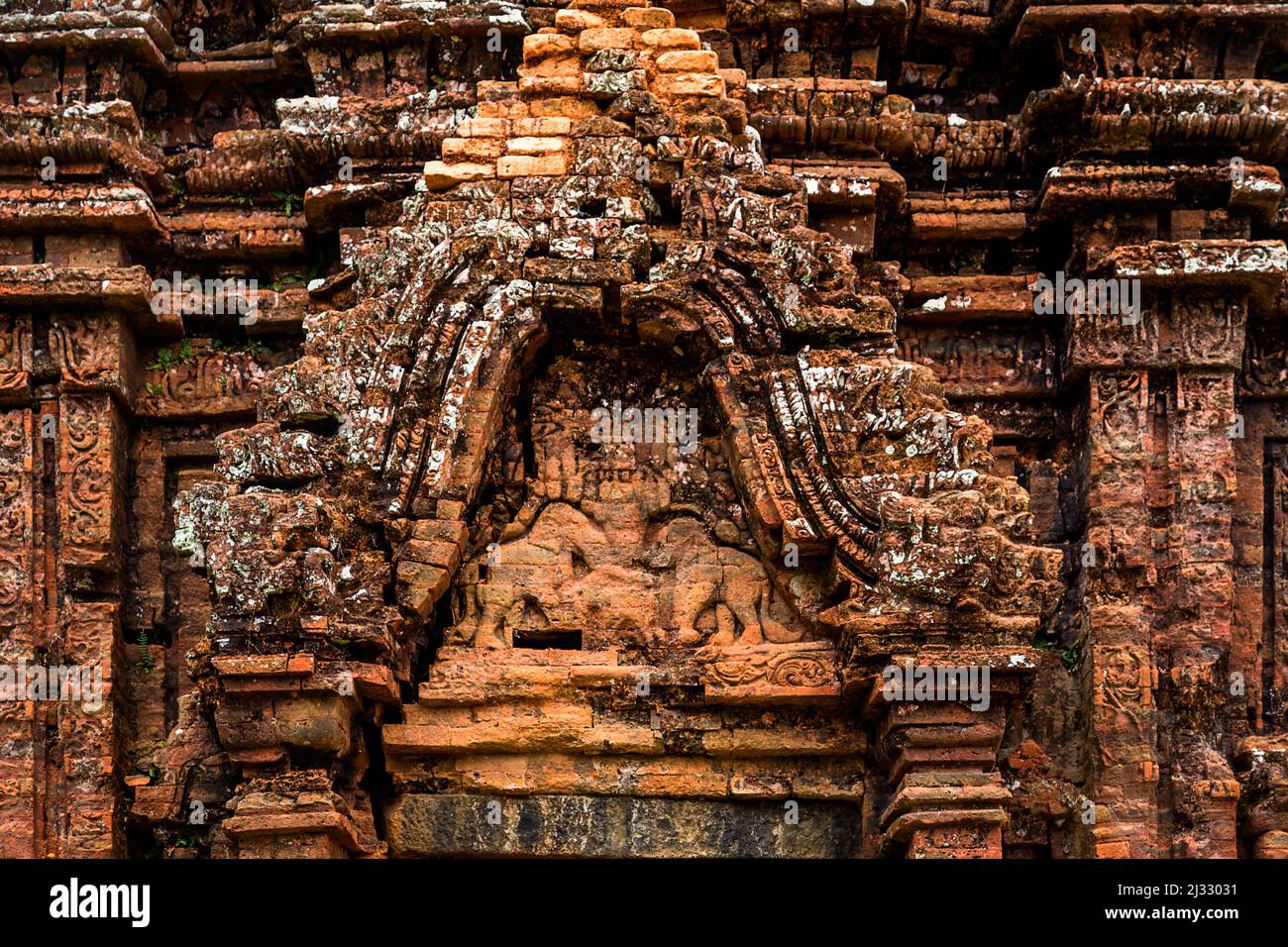 Nahaufnahme eines Entwurfs auf dem Dach des Gebäudes bei My Son ruiniert Hoi an, Nam Quang. Stockfoto