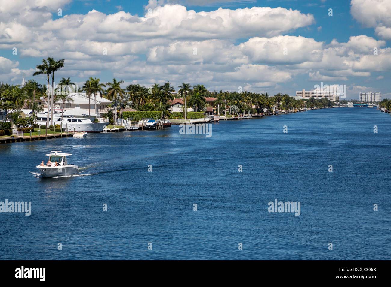 Ft. Lauderdale, Florida. Intracoastal Waterway mit Blick nach Norden vom East Oakland Park Blvd. Brücke. East Commercial Boulevard Bridge in der Ferne. Stockfoto
