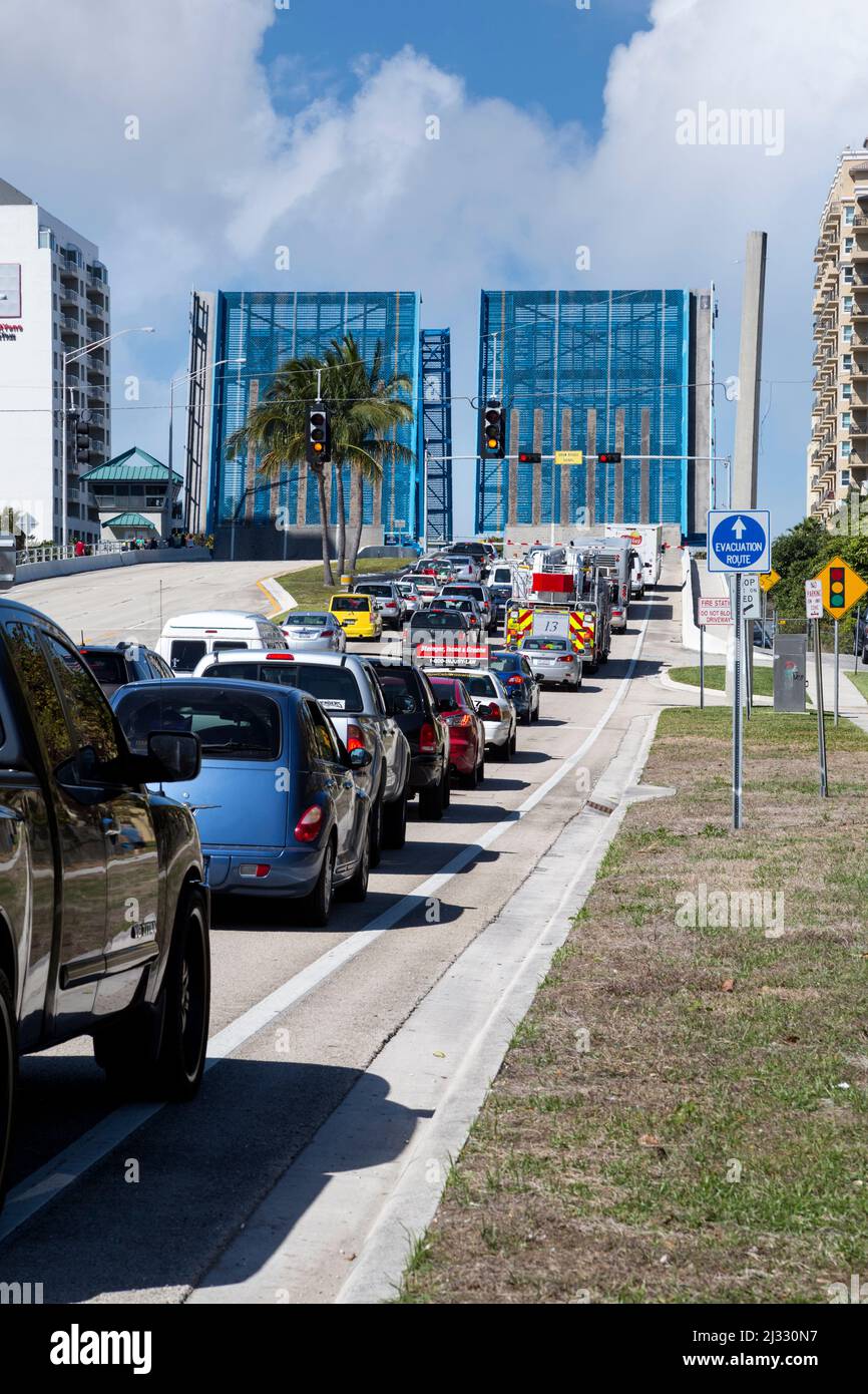 Ft. Lauderdale, Florida. Der Verkehr wartet, während die Zugbrücke des East Sunrise Boulevard auf ein Boot wartet, das am Intracoastal Waterway vorbeifährt. Stockfoto