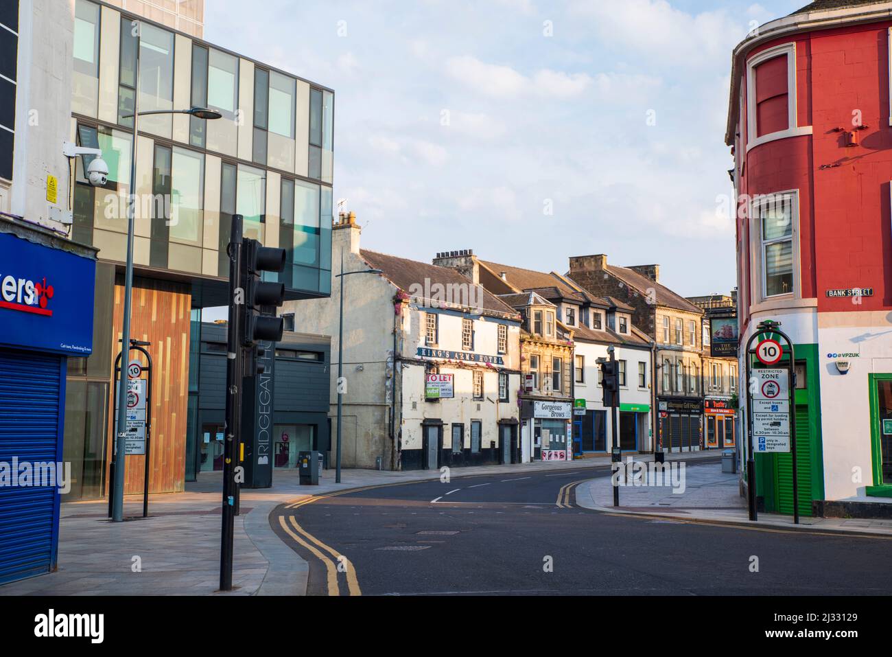 Ein Blick auf das Cross-Gebiet in der Stadt Irvine in North Ayrshire in Schottland. Das moderne Bridgegate House, das vom North Ayrshire Council genutzt wird, befindet sich auf der linken Seite. Stockfoto