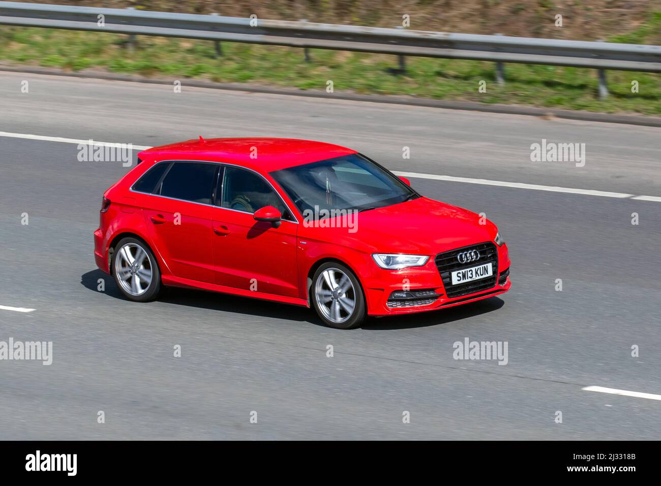 2013 roter Audi A3 RDI S. Line 6 Speed manual 4dr Fahren auf der Autobahn  M61 UK Stockfotografie - Alamy