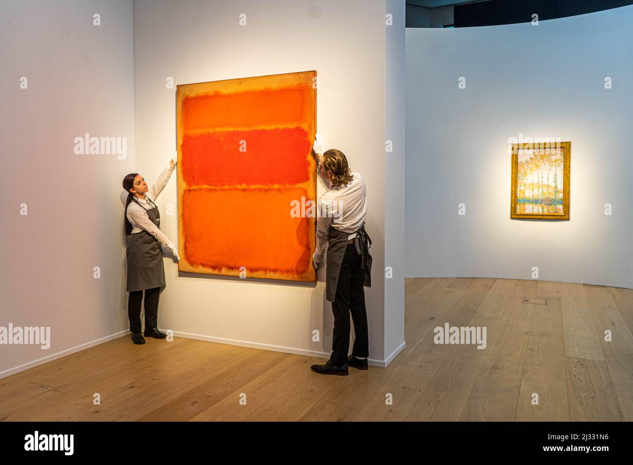 LONDON, GROSSBRITANNIEN. 5 April, 2022 . MARK ROTHKO ohne Titel (Shades of Red) Öl auf Leinwand 1961 Schätzung: 60.000.000-80.000.000 Dollar mit Hintergrund, Claude Monet (1840-1926), Peupliers au Bord de l'Epte, automne, gemalt in 1891, Schätzung: 30.000.000-50.000.000 Dollar . Highlights wie Meisterwerke von Monet, Rothko und Degas aus der Sammlung Anne H. Bass bei Christies in London. Der Verkauf der Sammlung findet während der Festzeltwoche von Christie im Mai 20. und des Kunstverkaufs des 21.. Jahrhunderts auf dem Rockefeller Plaza in New York City statt. Kredit: amer ghazzal/Alamy Live Nachrichten Stockfoto