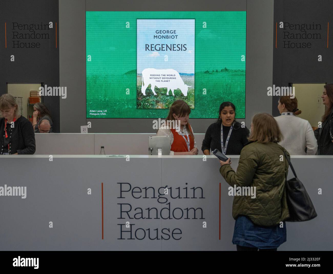 Olympia, London, Großbritannien. 5. April 2022. Nach einer langandauerten Abwesenheit aufgrund der Covid-Pandemie ist die London Book Fair vom 5-7. Bis 20. April 2022 wieder in Olympia zu sehen, die alle Verlagsbereiche der Branche abdeckt. Bild: Penguin Random House Stand zeigt einen ständig wechselnden Bildschirm, der ihren umfangreichen Katalog zeigt. Quelle: Malcolm Park/Alamy Live News Stockfoto